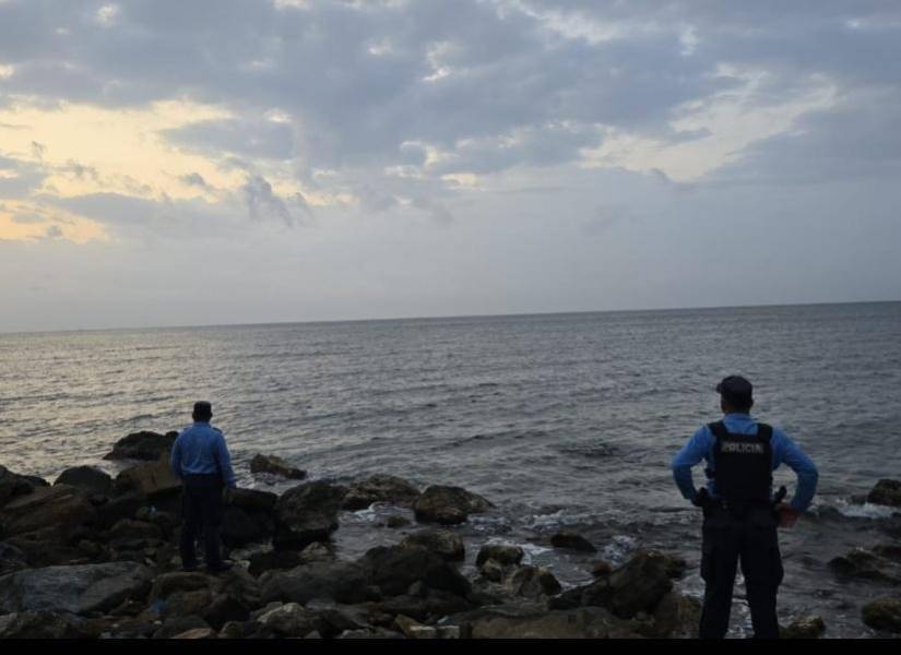 Policías cerca de mar donde cayó el JetStream 32 que se accidentó en Honduras.