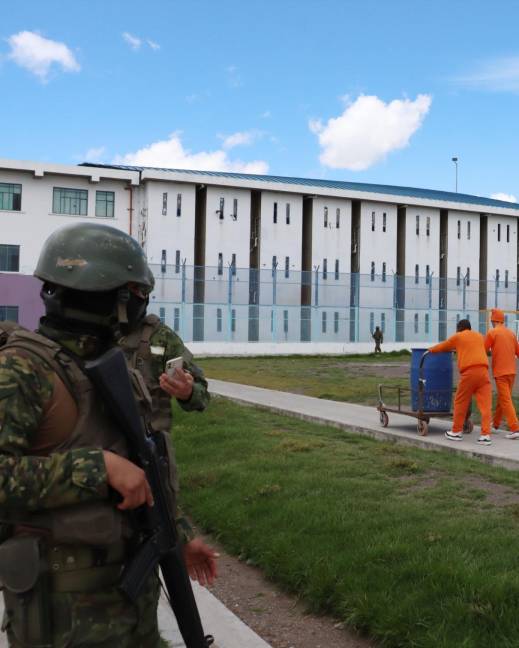 Militares controlan y vigilan la cárcel de Cotopaxi
