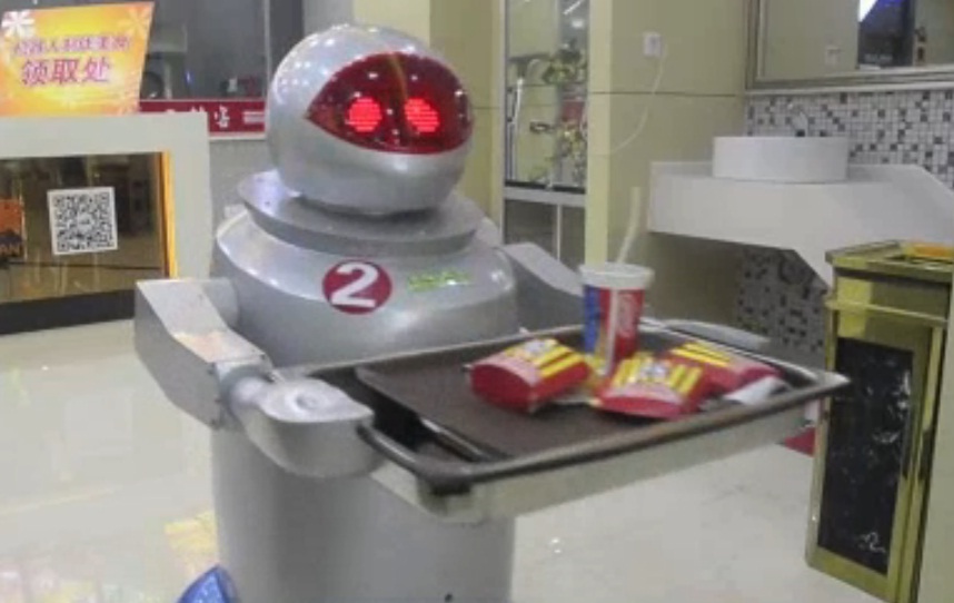 En un restaurante futurista chino robots sirven platos cocinados por androides