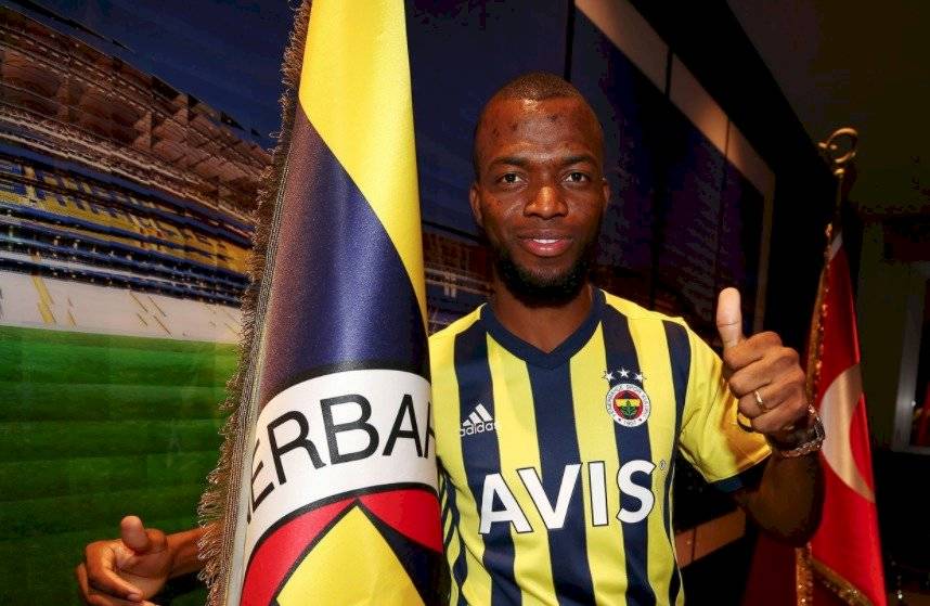 Valencia salva al Fenerbahce y Ozil sale del campo en camilla