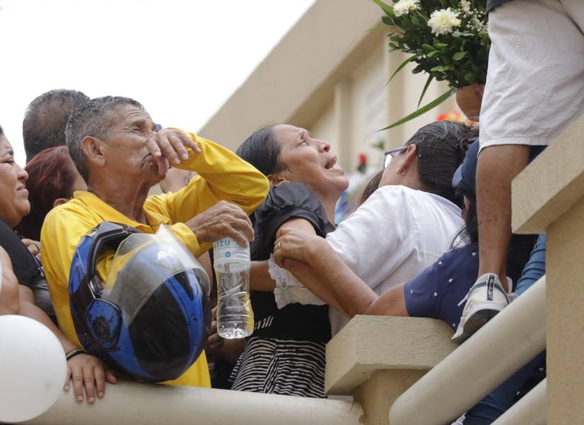 La abuela de las víctimas en el cementerio Parque de la Paz en Pascuales.