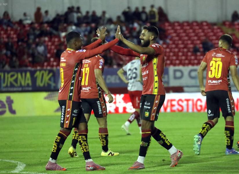 Stalin Morocho, jugador del Deportivo Cuenca, celebra su gol contra El Nacional