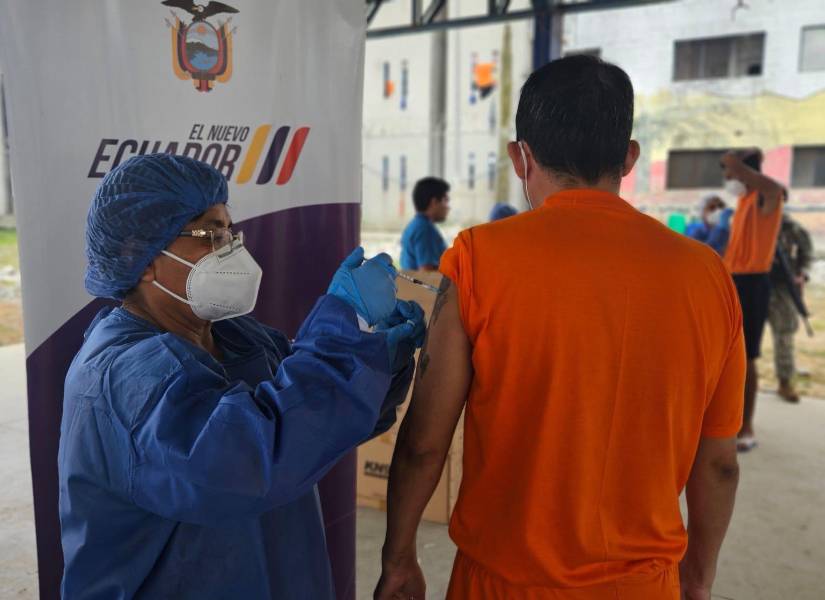 Imagen de personal de salud vacunando contra el COVID-19 a un preso de la Cárcel Regional de Guayaquil en 2024.