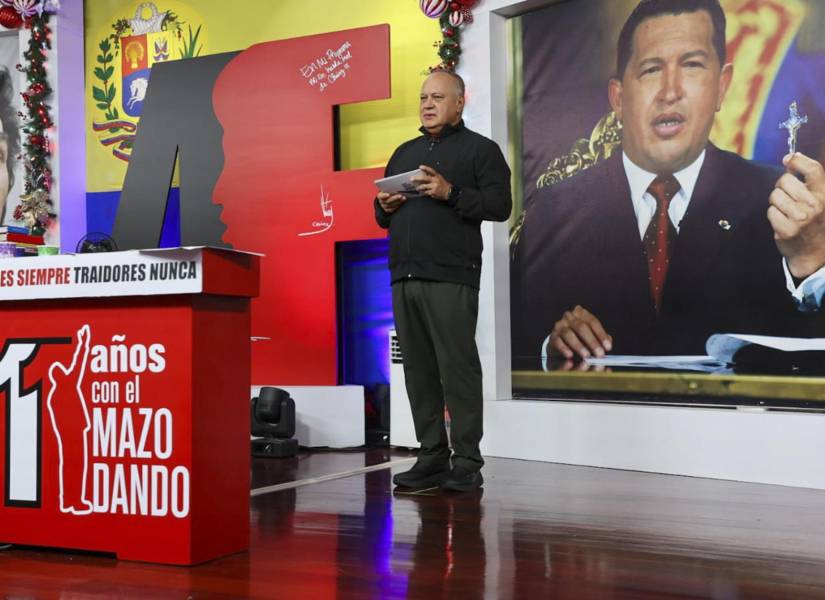 Fotografía cedida por Prensa del Ministerio de Interior, Justicia y Paz donde se observa al ministro Diosdado Cabello hablando en su programa de television Con El Mazo Dando este miércoles, en Caracas (Venezuela).