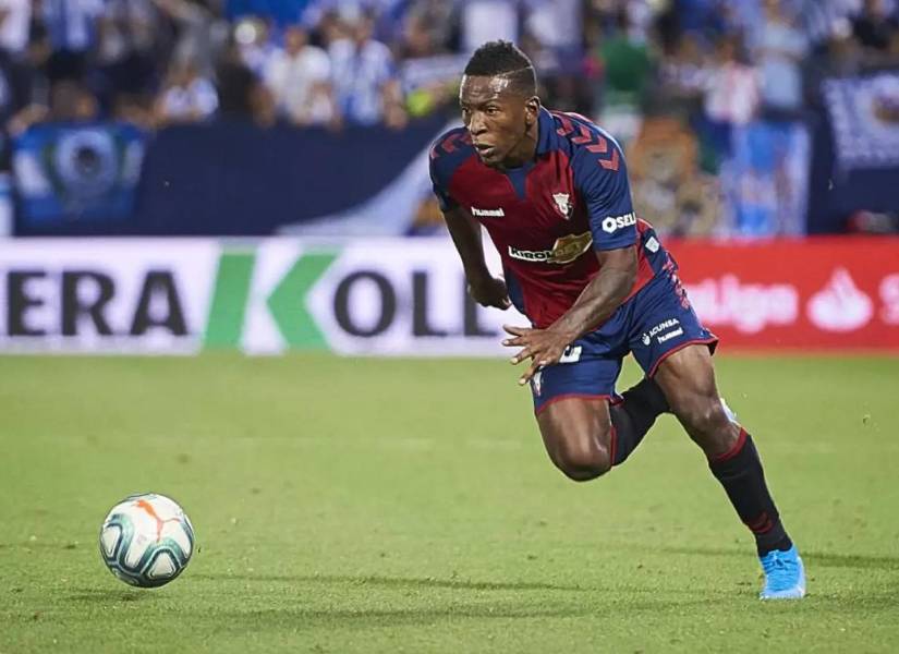 Pervis Estupiñán con la indumentaria del CA Osasuna.