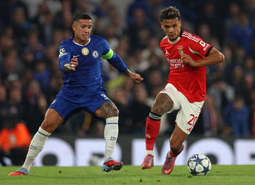 Enzo Fernández (Chelsea) disputa el balón contra Richard Ríos (Benfica) por la Champions League