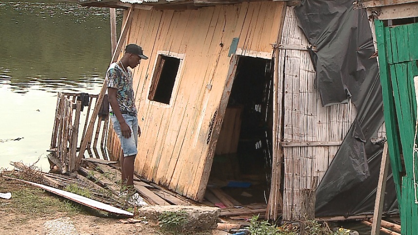 15 damnificados por el colapso de viviendas en la ribera del estero Salado