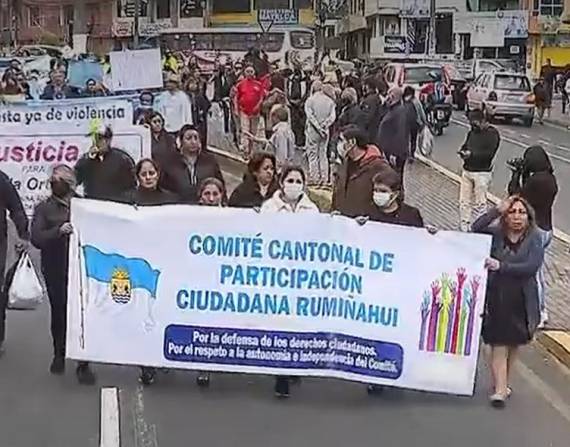 Cientos de vecinos en Rumiñahui participaron en una marcha en contra de la inseguridad y la violencia.