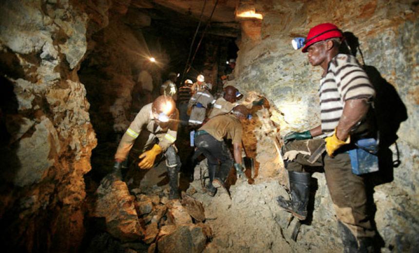 Rescatan a más de 600 trabajadores de una mina de Sudáfrica tras un incendio