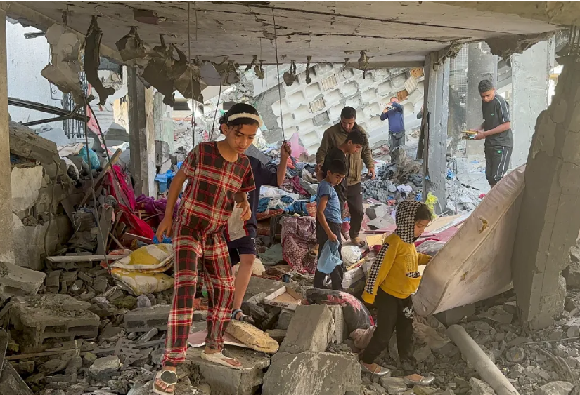 Niños al caminando por los escombros