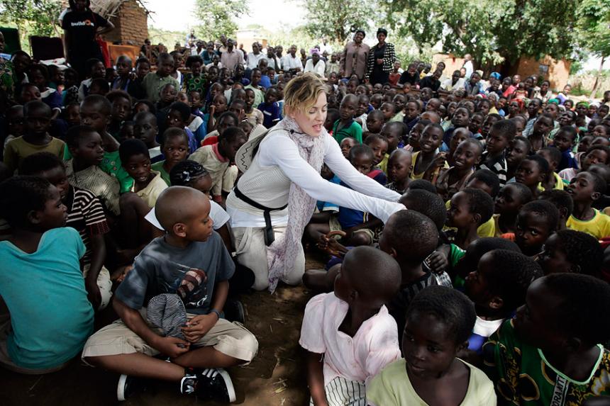 Madonna inaugura un hospital infantil en Malawi