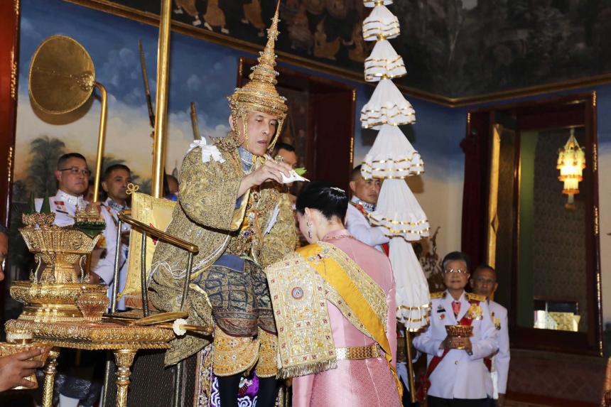 Rey de Tailandia se aisló en resort de los Alpes con harem de 20 mujeres