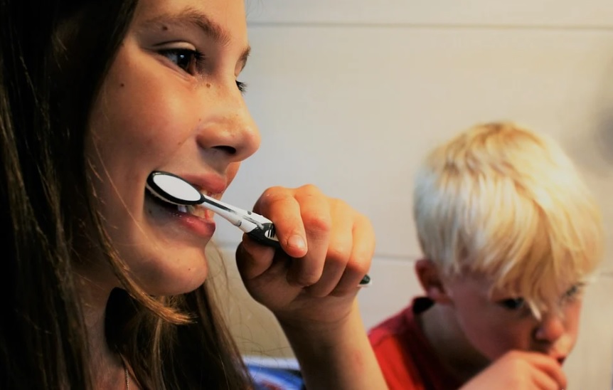 Lavarse las manos antes de usar el cepillo de dientes para evitar COVID-19