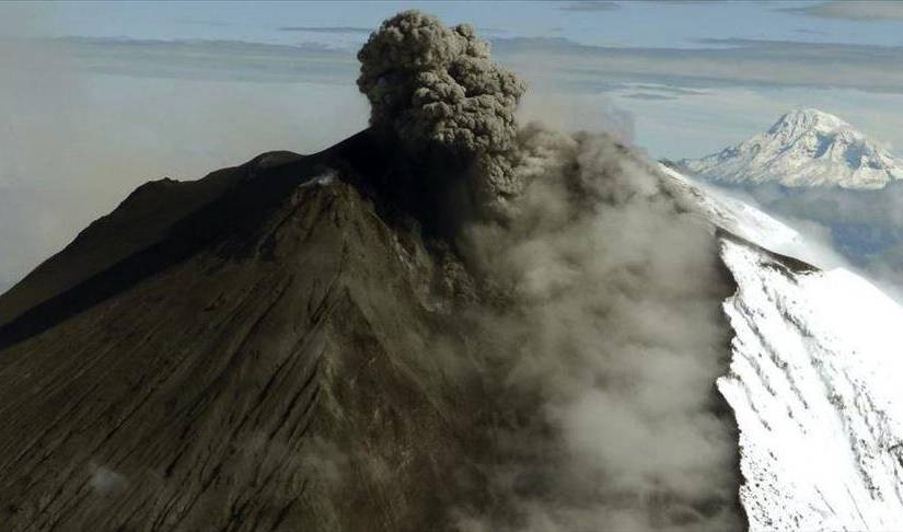 Advierten de posible caída de ceniza volcánica en tres provincias