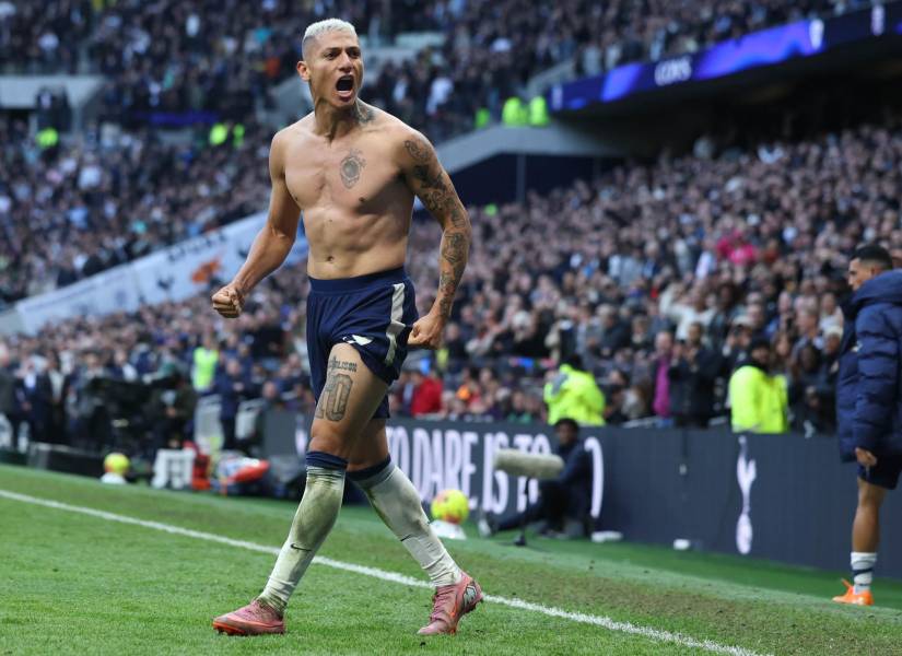 El jugador del Tottenham Hotspur Richarlison celebra el 2-1 durante el partido de la Premier League que han jugado Totttenham Hotspur y Manchester United, en Londres