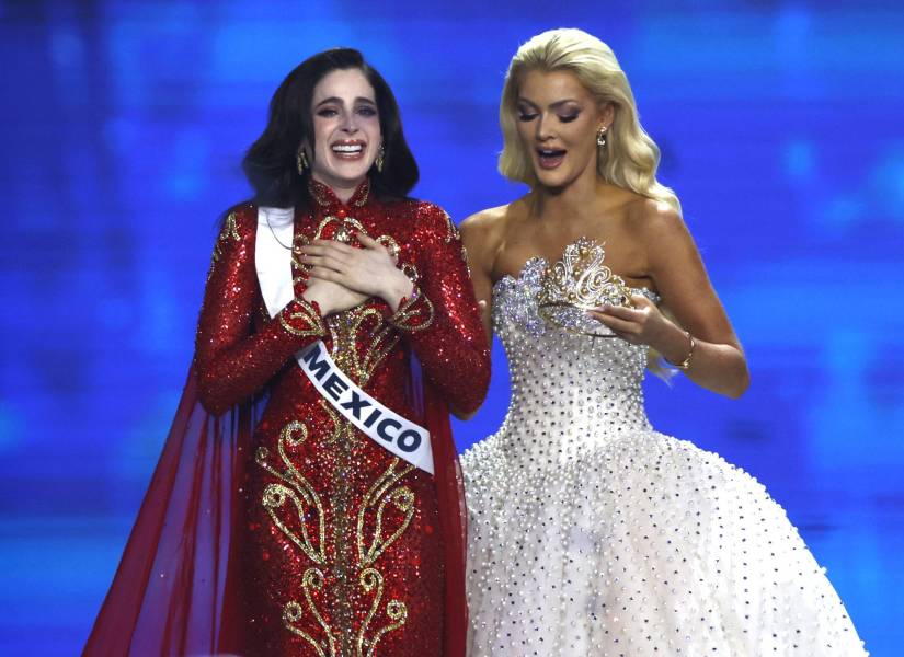 Victoria Kjaer colocando la corona de Miss Universo a Fátima Bosch.