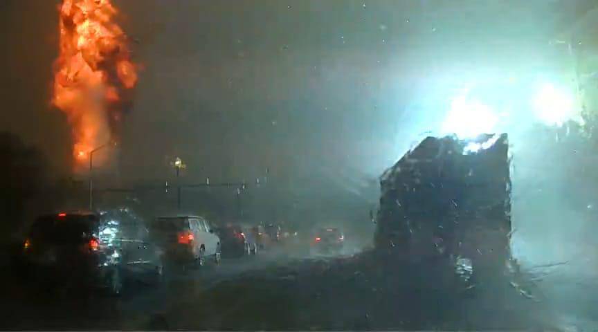 EE.UU: Impresionante rayo impacta poste eléctrico y provoca explosión en Carolina del Sur