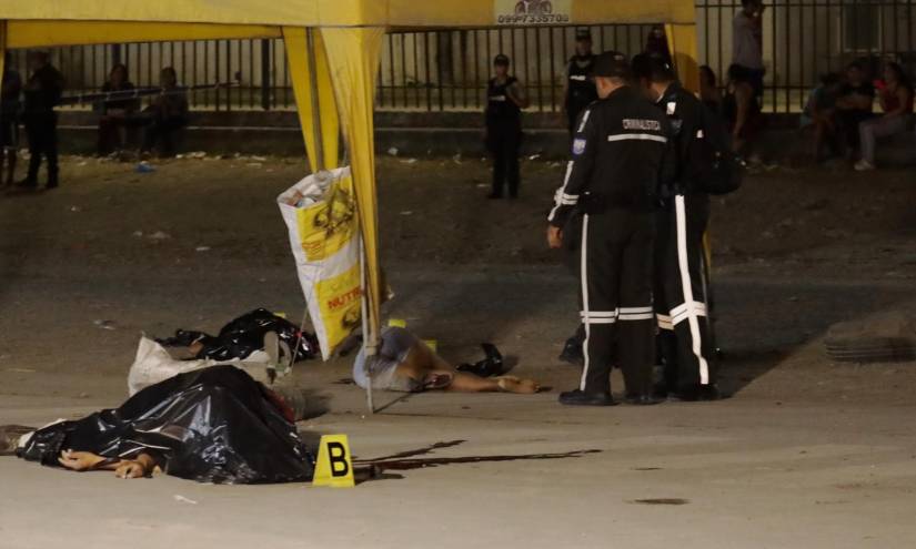 Los cuerpos de los tres hombres y la mujer quedaron tendidos en la calzada.