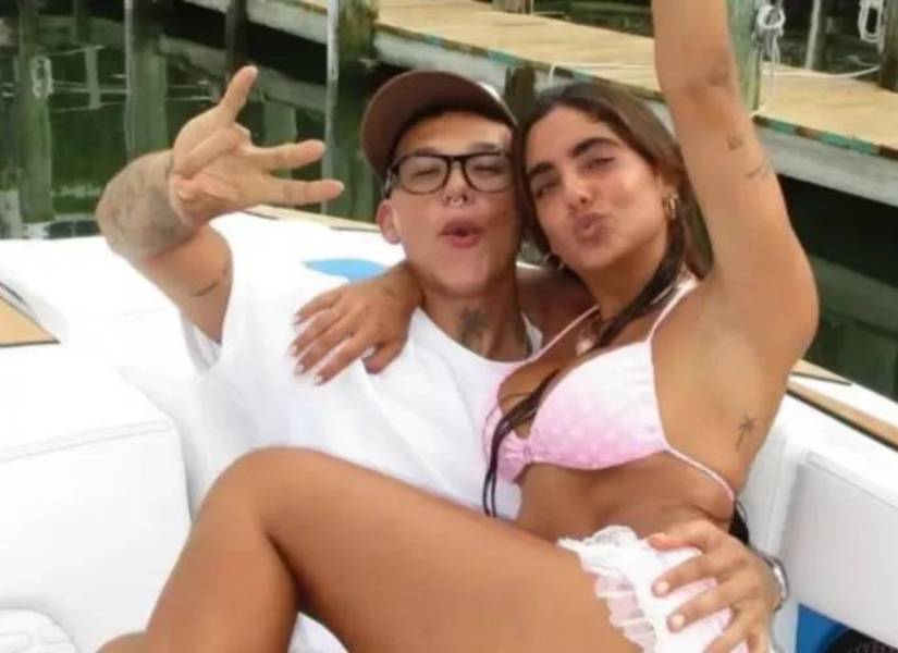 Ladera y Beéle en un yate.