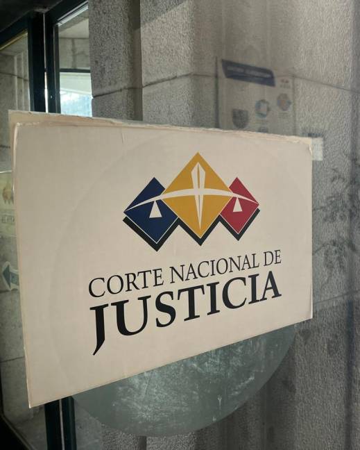 Un cartel pegado en la puerta principal de acceso a la Corte Nacional de Justicia en Quito.