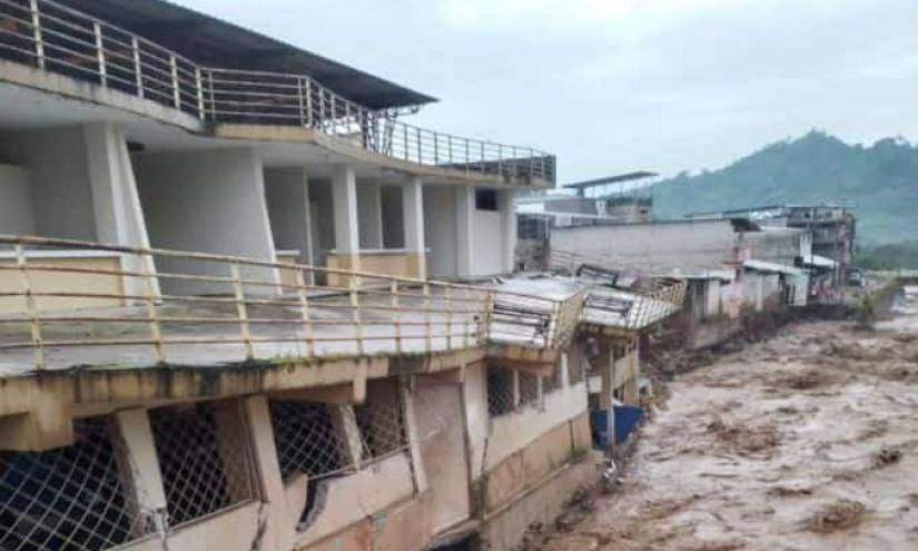 Según el alcalde Jherson Narváez, alrededor de 100 viviendas que se asientan junto al río están en riesgo de colapsar por completo