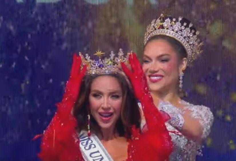 Nadia Mejía recibiendo la corona de manos de Mara Topic.