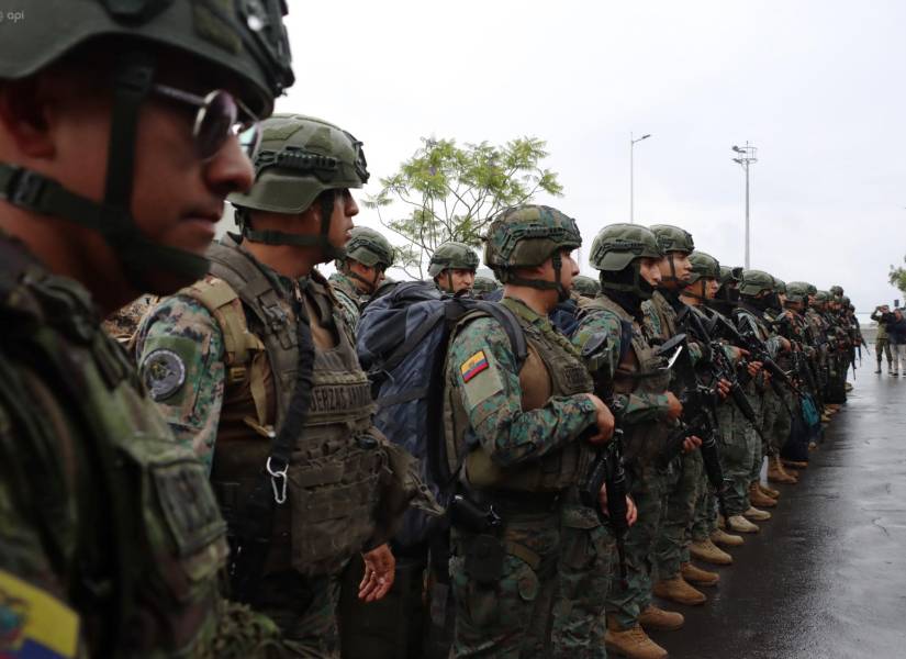 Cientos de militares llegaron este viernes al aeropuerto Mariscal Sucre, en Quito.