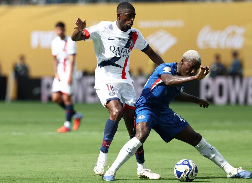 Ousmane Dembélé disputa el balón con Moisés Caicedo en la final del Mundial de Clubes