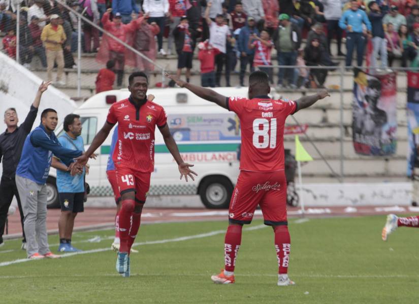 El Nacional enfrenta a Blooming en la Copa Libertadores.