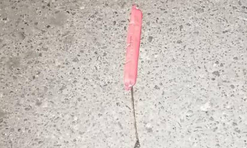 Uno de los dos tacos de dinamita que fueron lanzados la madrugada de este jueves en el Guasmo Sur.