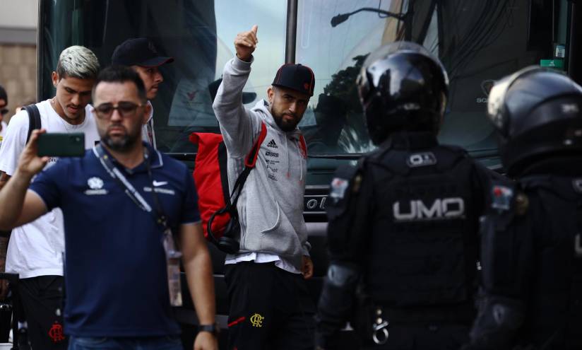 Arturo Vidal saluda a los hinchas y la prensa a su llegada al hotel Oro Verde.