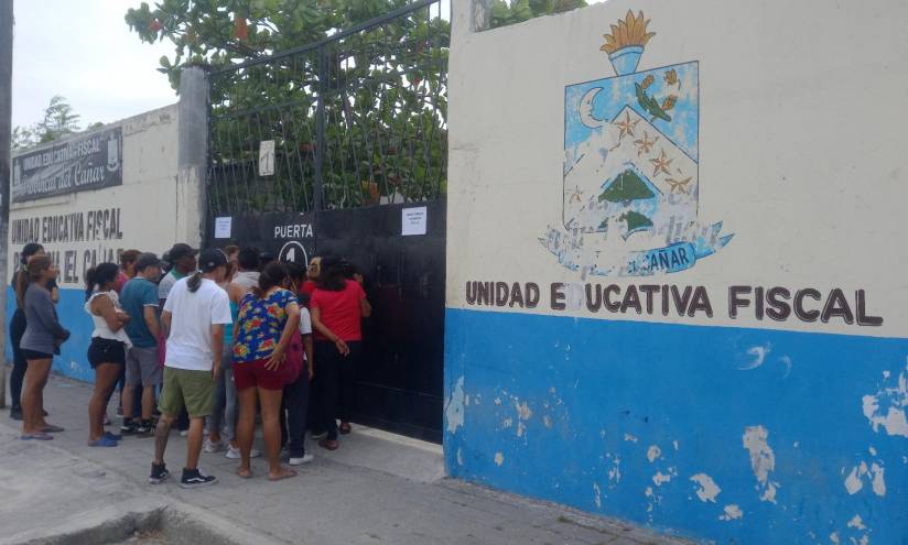 Representantes del colegio Provincia de Cañar decidieron no enviar este martes a sus hijos a clases, mientras que otros decidieron retirarlos para salvaguardar su integridad.