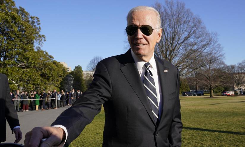 El presidente Joe Biden conversa con la prensa en el jardín sur de la Casa Blanca, el lunes 30 de enero de 2023, en Washington.