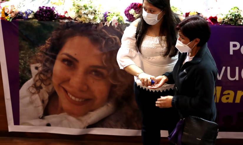 La madre de de Bernal, Elizabeth Otavalo (derecha), insistió en reclamar justicia por la muerte de la abogada.
