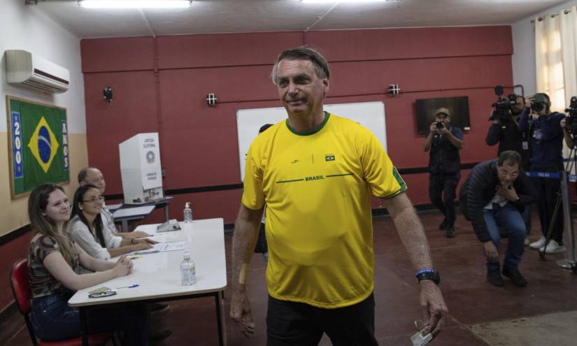 Bolsonaro adelanta a Lula con un 5,42 % escrutado