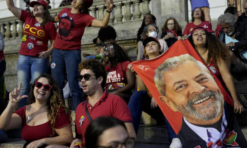 Seguidores del expresidente de Brasil, Luiz Inacio Lula da Silva, quien nuevamente se postuló a la presidencia, aguardan los resultados de las elecciones generales en Sao Paulo.