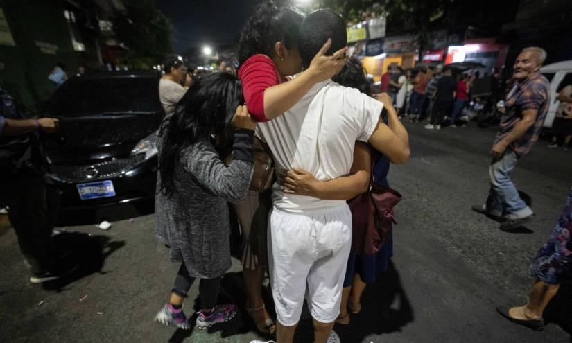 Familiares abrazan a un hombre que fue liberado tras ser detenido bajo un estado de excepción en San Salvador, el 15 de octubre del 2022.