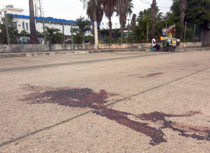 Imagen de restos de sangre, producto de un asesinato, a unos metros de una unidad educativa de Durán.