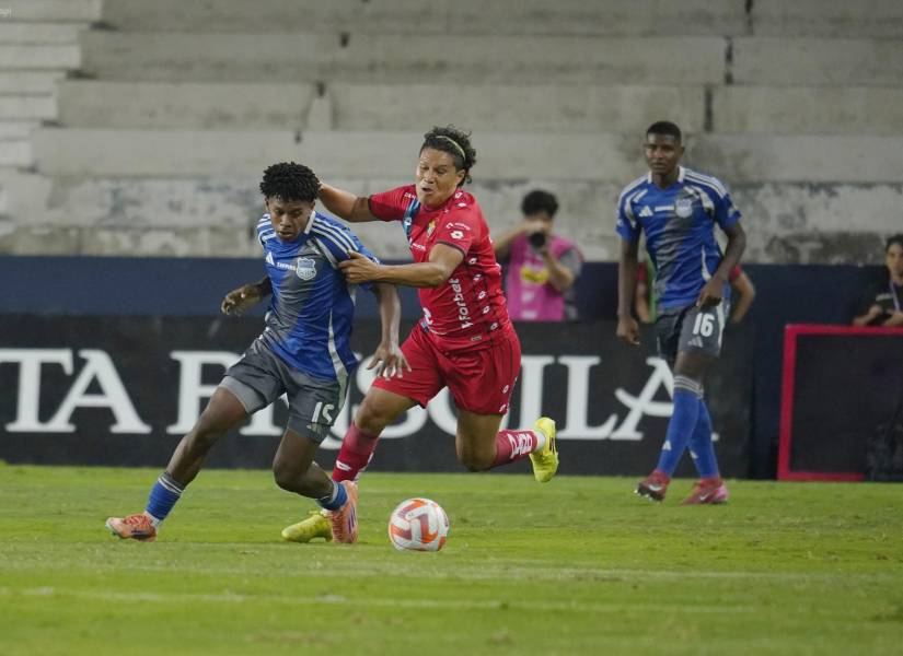 Jugadores de Emelec y El Nacional disputando el balón.