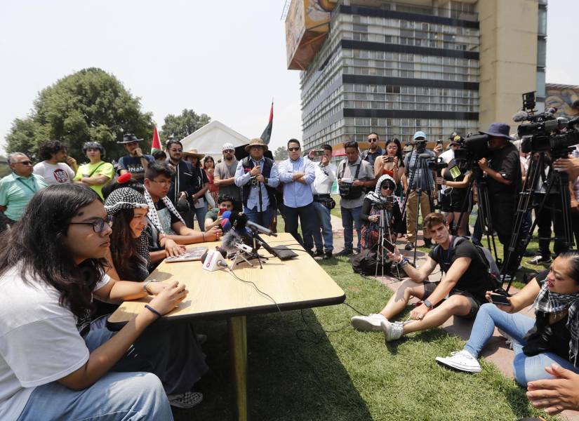 Estudiantes de la Universidad Nacional Autónoma de México (UNAM) participan en una rueda de prensa en las instalaciones de la Ciudad Universitaria este viernes, en la Ciudad de México (México).