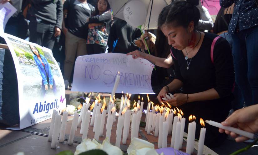 Cintos de personas marcharon en Cuenca para exigir justicia para Abigail.