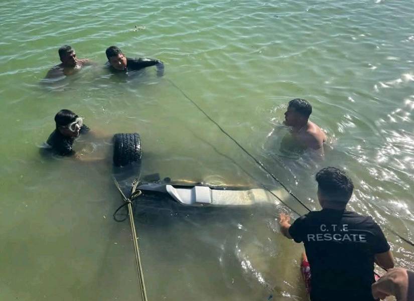 Personal de la CTE, bomberos y ciudadanos se lanzaron al agua para rescatar los cuerpos.