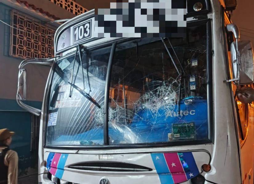 Imagen del vehículo dañado en el sur de Guayaquil por los pasajeros y los asaltantes.