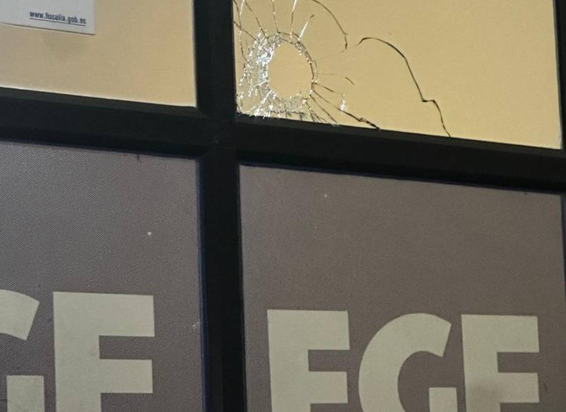 Imagen del daño producido en un vidrio divisorio de una oficina de la Fiscalía en La Troncal (Cañar) por un arma de fuego, la madrugada de este 19 de noviembre.