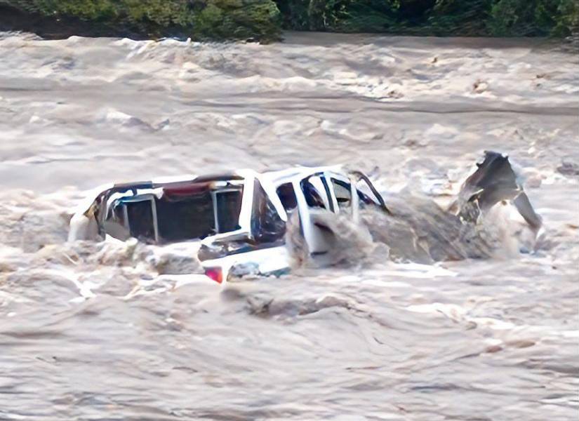 En redes sociales se han difundido imágenes en las que se observa como el agua cubrió y arrastró la camioneta.