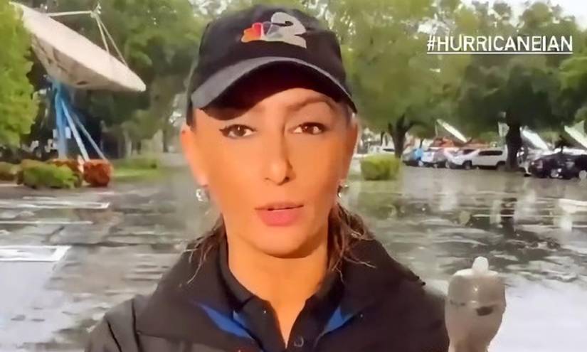 Reportera en EE.UU. protege micrófono con un preservativo mientras informaba sobre huracán Ian