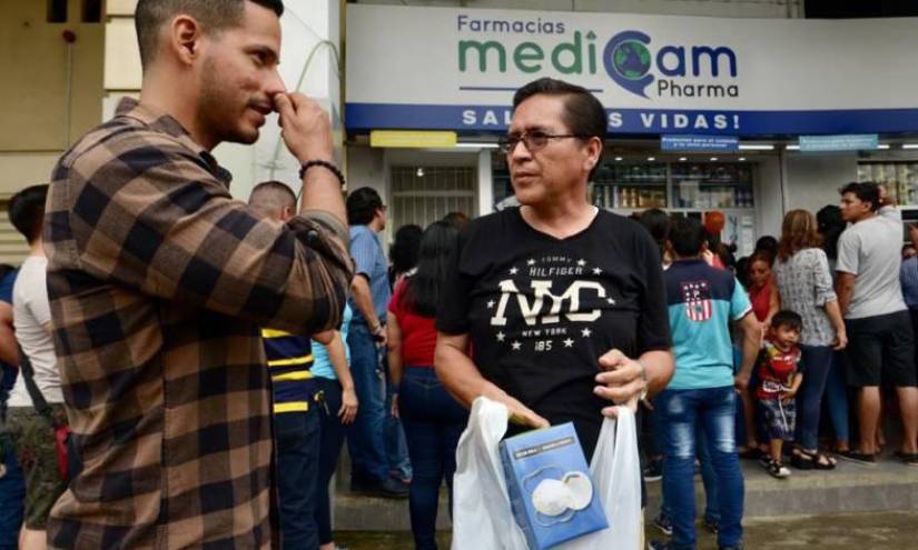 Imagen de archivo. Guayaquileños compran medicinas e insumos en distribuidoras farmacéuticas en el centro de la urbe.