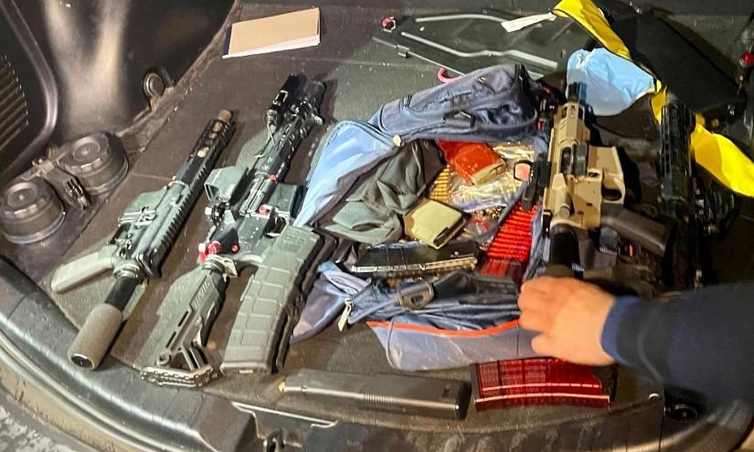 Fotografía cedida por la Policía de Puerto Rico que muestra parte de las armas incautadas por los agentes del departamento en una residencia abandonada en el pueblo de Manatí.