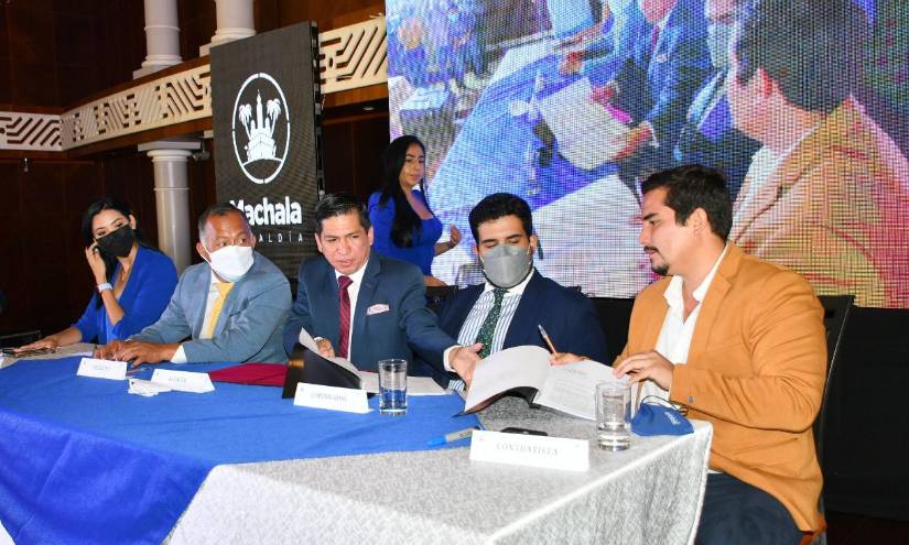 Imagen del 21 de enero de 2022, cuando se firmó el contrato para la construcción del mercado Plaza Bicent