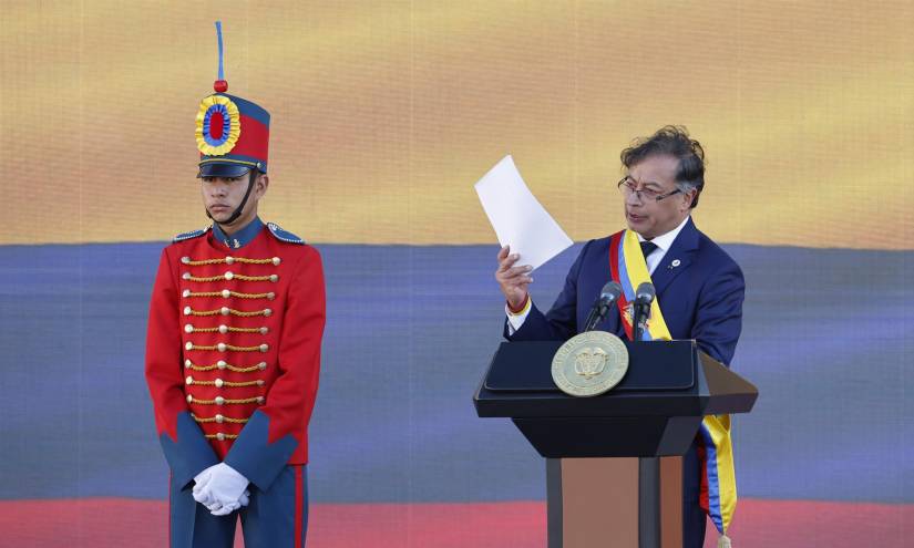 El presidente de Colombia, Gustavo Petro, pronuncia su discurso de investidura hoy, en la Plaza Bolívar de Bogotá (Colombia).